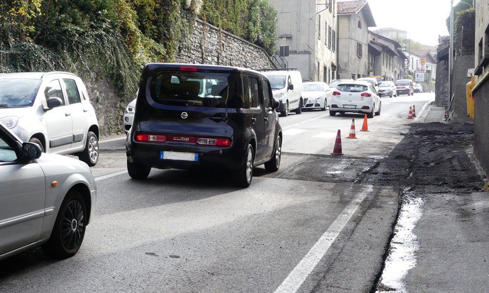 Cantiere sulla statale per Lecco, code e rallentamenti in ingresso a Como