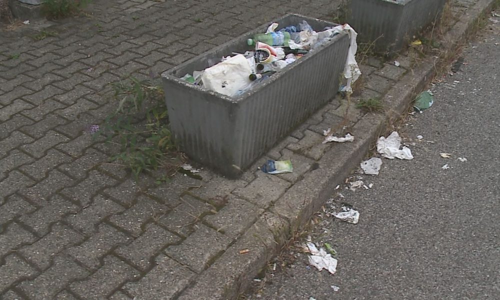 Una discarica a cielo aperto nel piazzale della Motorizzazione di Como
