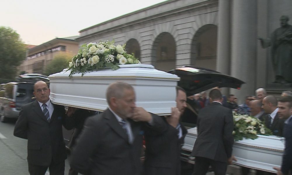 L’addio ai bimbi morti nell’incendio, il funerale oggi al Crocifisso