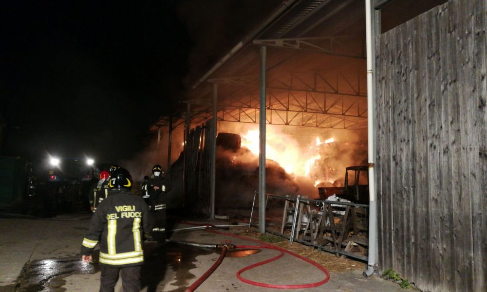 Cascinale in fiamme nella notte a Guanzate. Otto mezzi dei vigili del fuoco per domare l’incendio