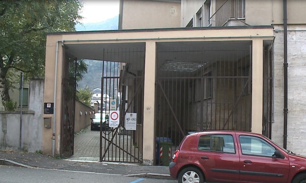 Troppe liti e tensioni: alla palazzina dei Servizi Sociali arriva il vigile per difendere i dipendenti