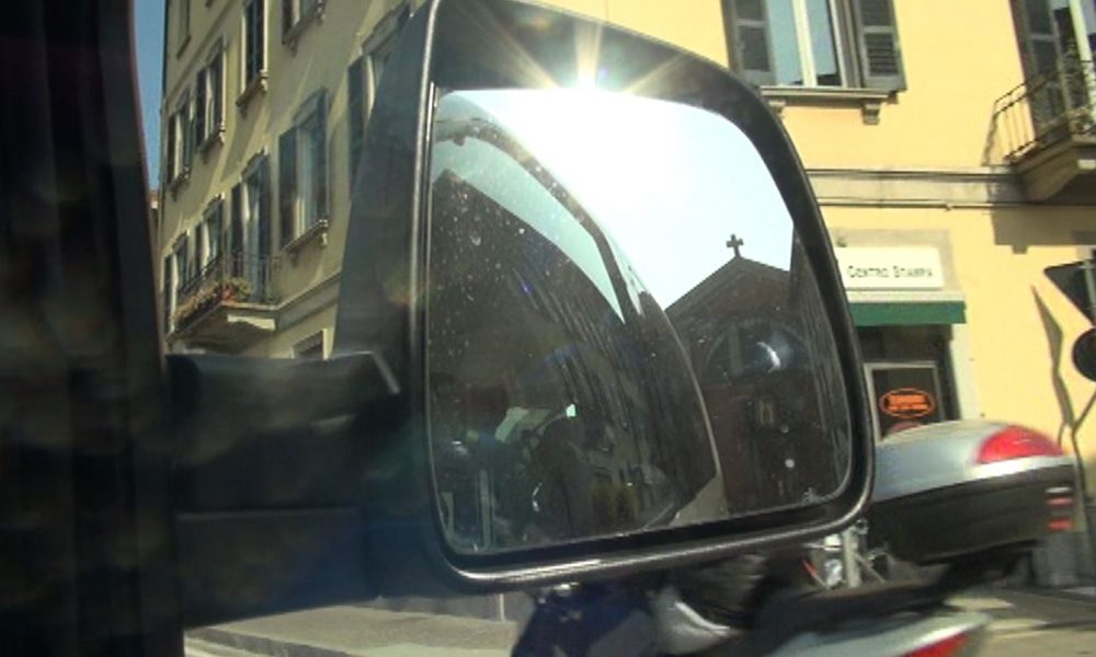 Truffa dello specchietto, nuova denuncia. La vittima ha consegnato 400 euro a un ventenne