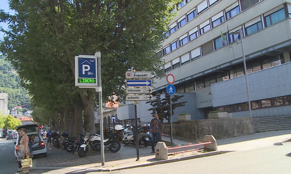 Truffa del venditore di abiti: avvicina sconosciuti per spillare soldi