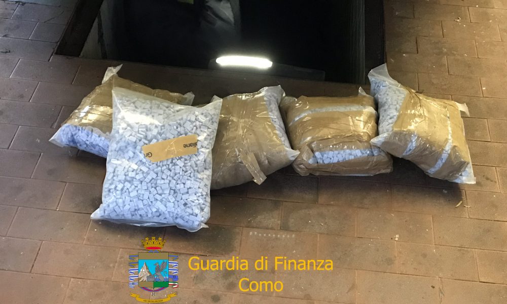 VIDEO Auto “foderata” di droga, i finanzieri scoprono centomila pasticche di ecstasy. Arrestato l’autista