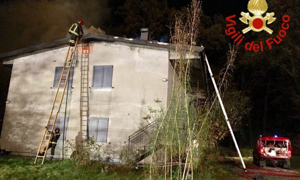 Olgiate Comasco, tetto in fiamme nella notte, tre ore per domare l’incendio