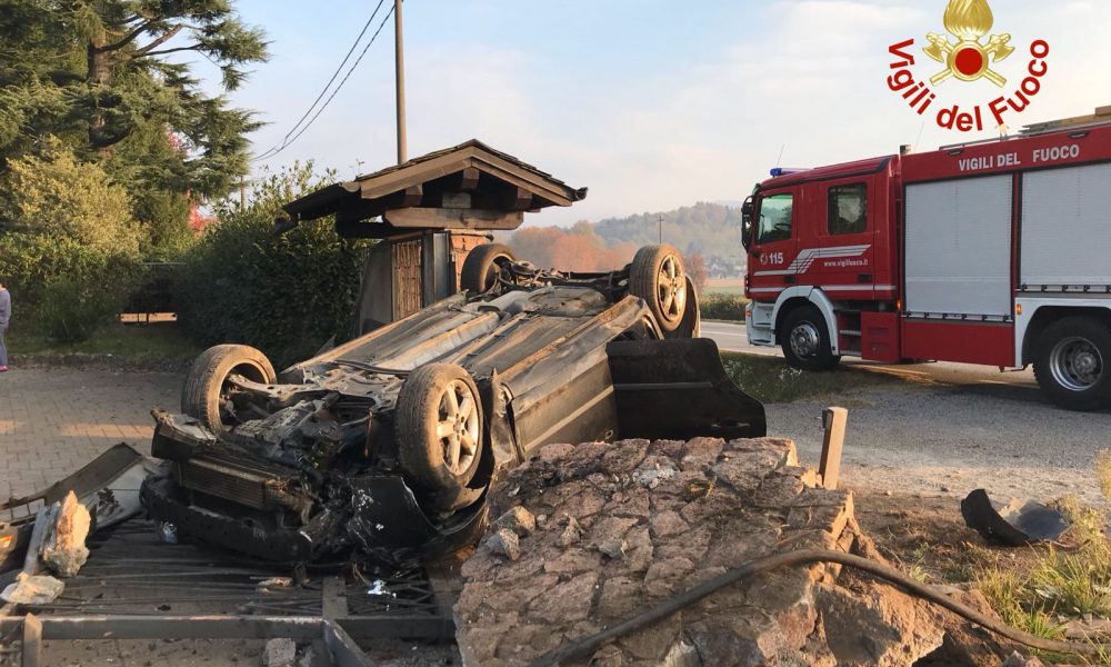 Perde il controllo dell’auto e finisce in una casa, ferito 21enne a Uggiate Trevano