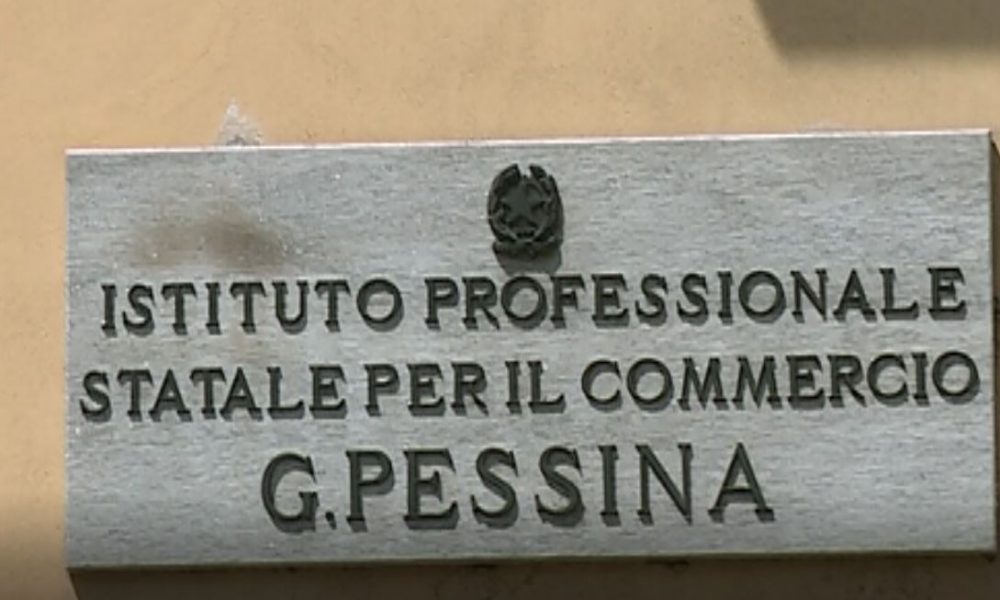 “Fa freddo, non entriamo in classe”. Protesta degli studenti al Pessina. Il preside: “Problema risolto”