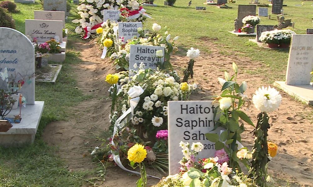 Il ricordo dei defunti, via vai incessante nei cimiteri. A Camerlata l’omaggio ai bimbi morti nell’incendio