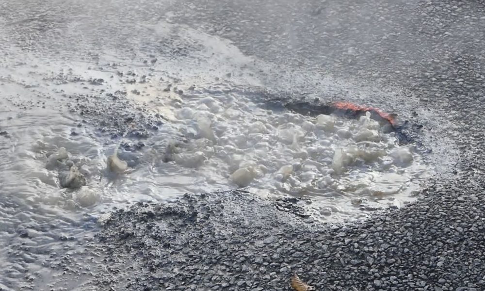 Una pozza di acqua bollente sul marciapiede della Canturina