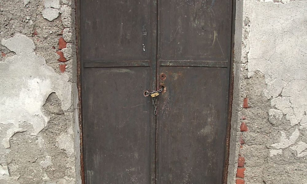 Cimitero di Albate, bagni chiusi e servizi igienici sostitutivi inutilizzabili