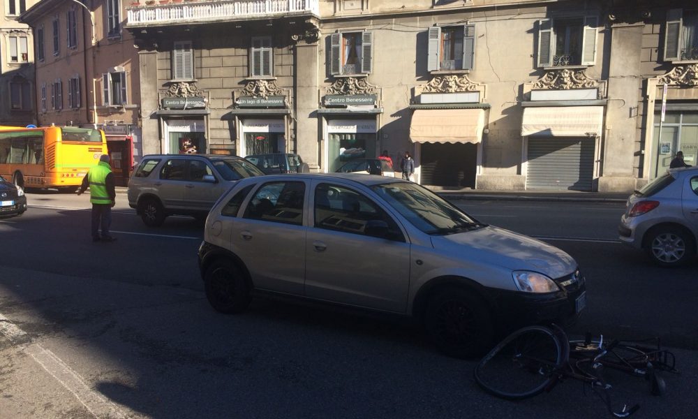 Incidente in piazza San Rocco a Como, ferito ciclista 38enne