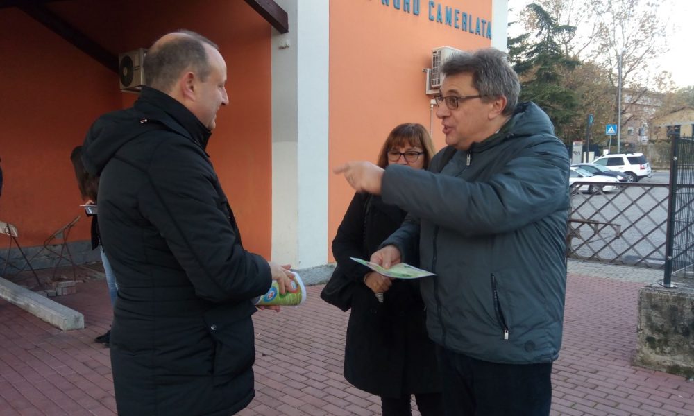 Caos pendolari, protesta delle opposizioni nelle stazioni di Como