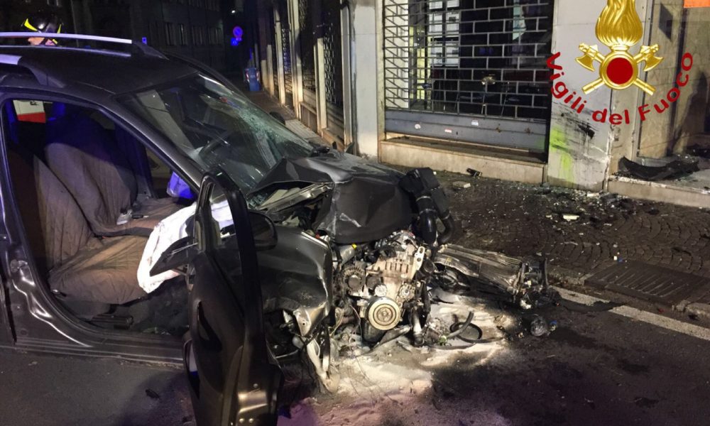Como, incidente in piazzale Gerbetto. Auto contro il muro, 20enne in codice rosso al Sant’Anna