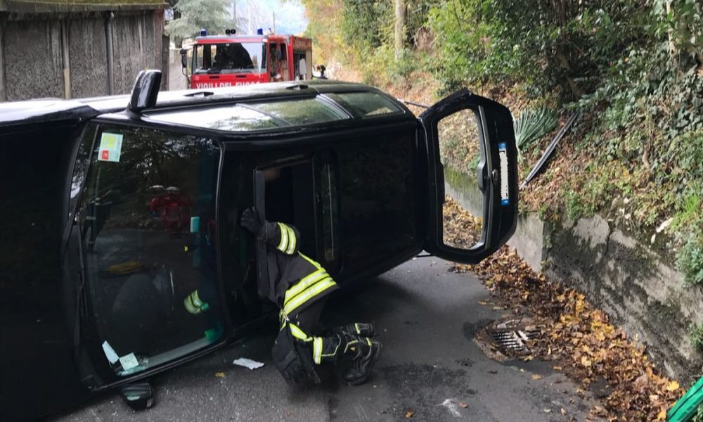 Incidente a Camnago Volta, ragazza incastrata nell’auto
