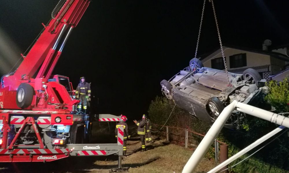 Menaggio, ragazza di 21 anni finisce nella roggia con l’auto, ferite lievi