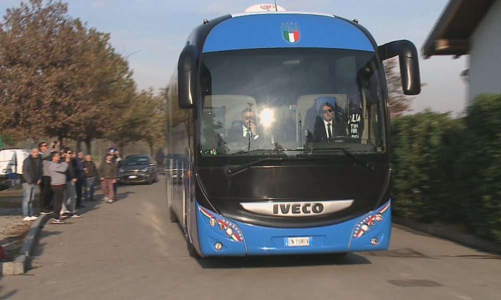 Calcio, l’Italia arriva ad Appiano, tra Iene e tifosi