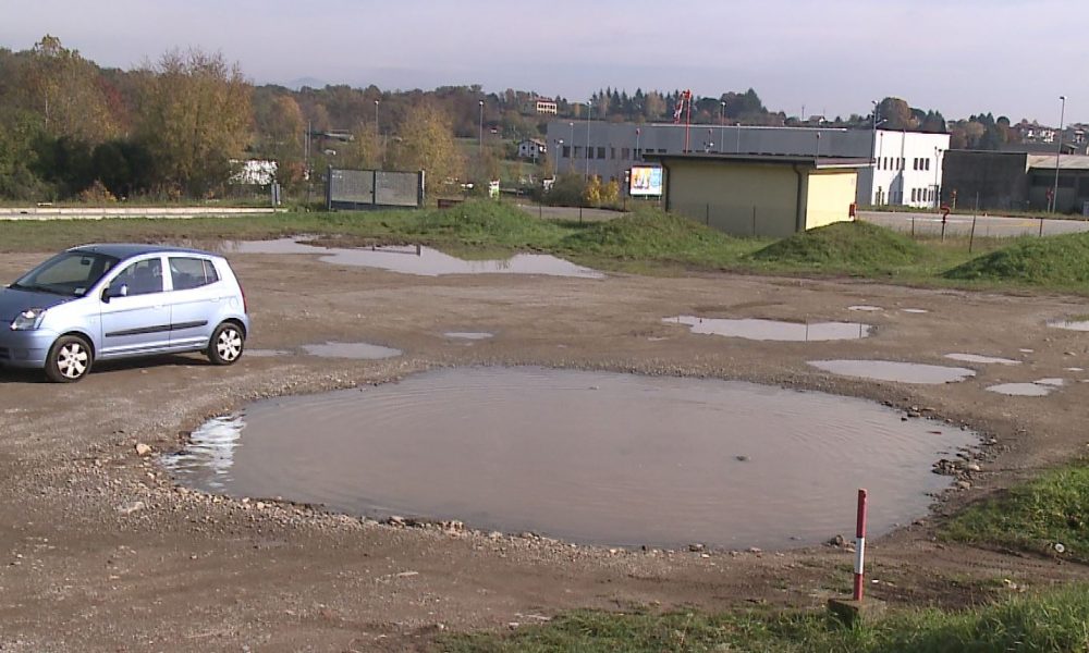 Ospedale di Cantù, gli operatori chiedono la sistemazione del parcheggio interno