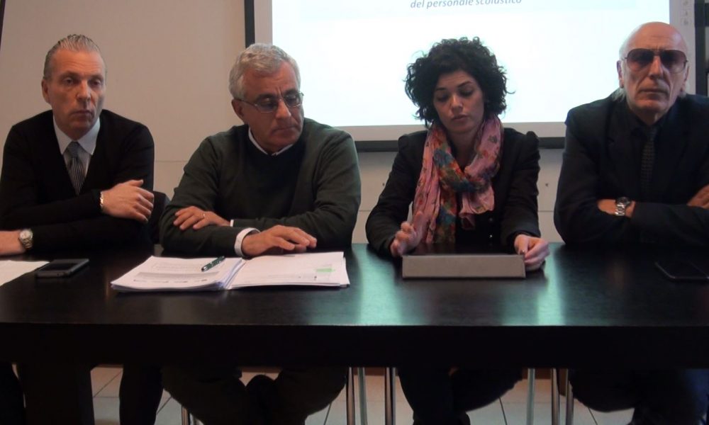 Classi affollate, nuove mansioni per gli insegnanti. I sindacati: “La scuola cambia ma il contratto è fermo al palo”