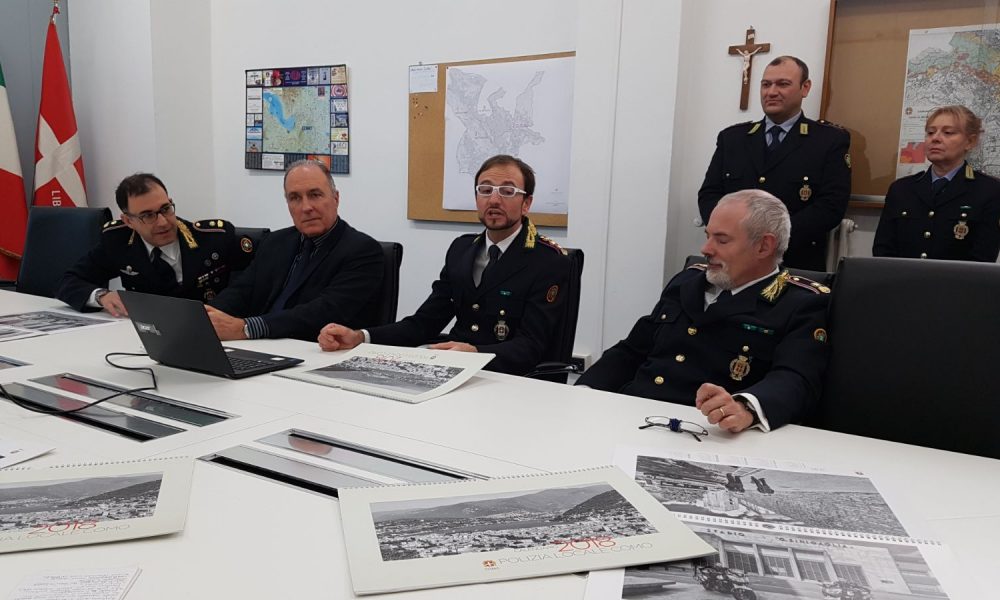 Como, presentato il nuovo calendario 2018 della Polizia locale