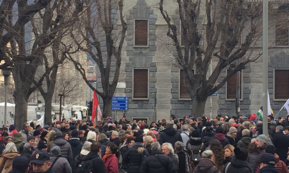 Bivacco solidale alla ex chiesa di San Francesco, centinaia i partecipanti alla manifestazione contro l’ordinanza
