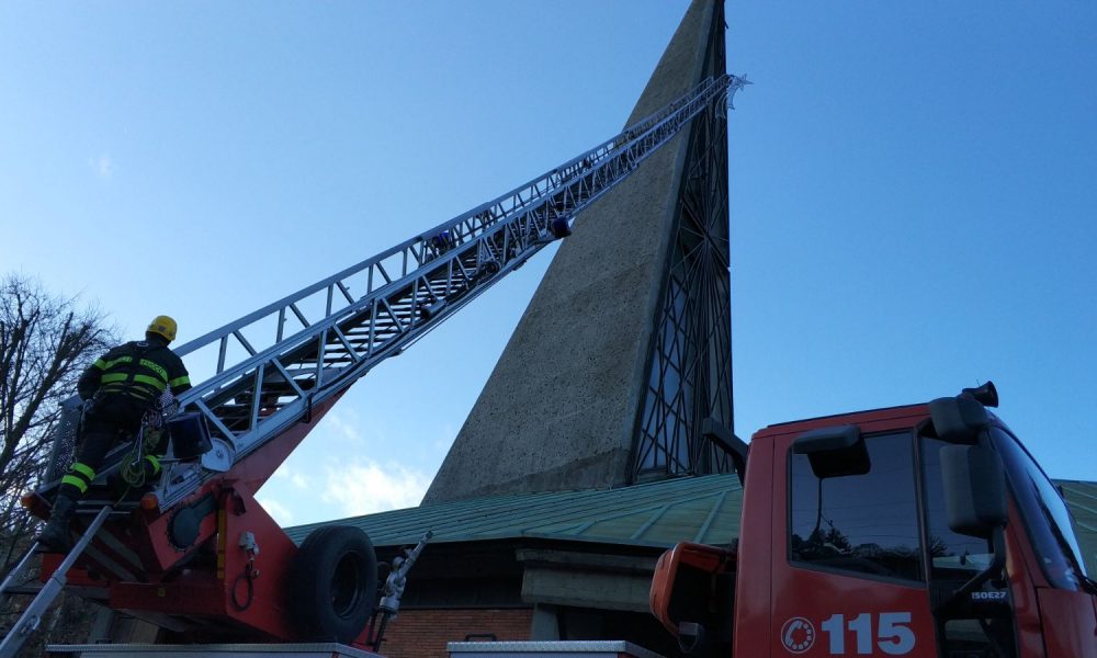 Chiesa di San Giuseppe, i vigili del fuoco posizionano la tradizionale stella di Natale