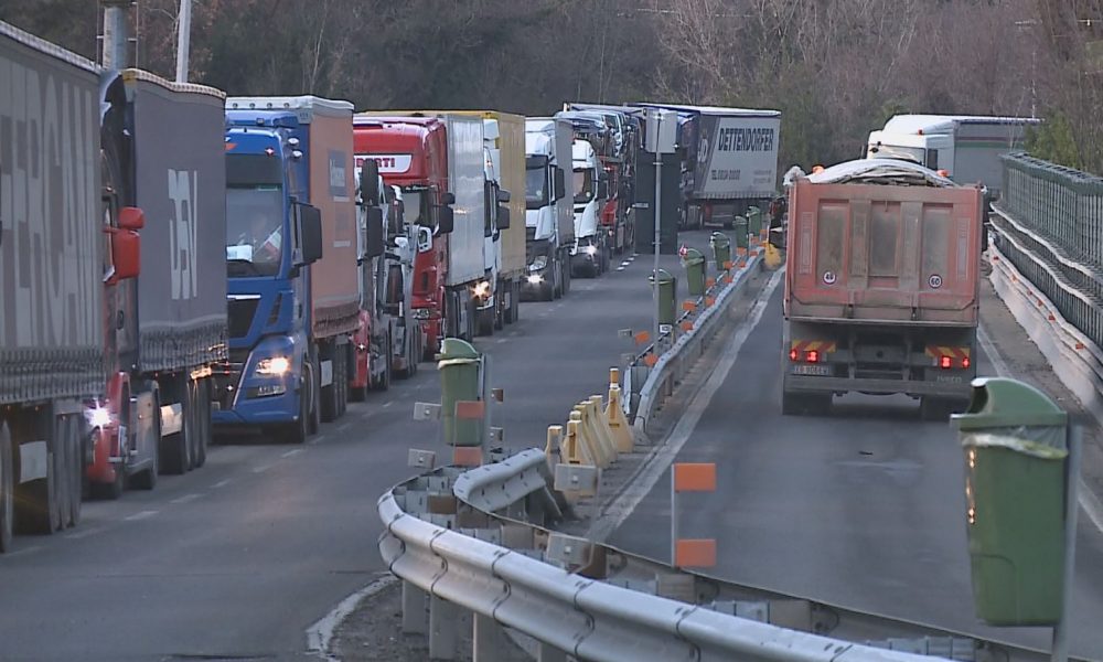 Valico commerciale chiuso, Como ancora invasa dai camion