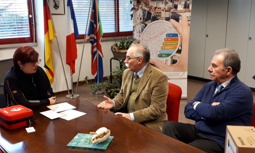 Acsm Agam dona un defibrillatore alla scuola Jean Monnet di Mariano Comense