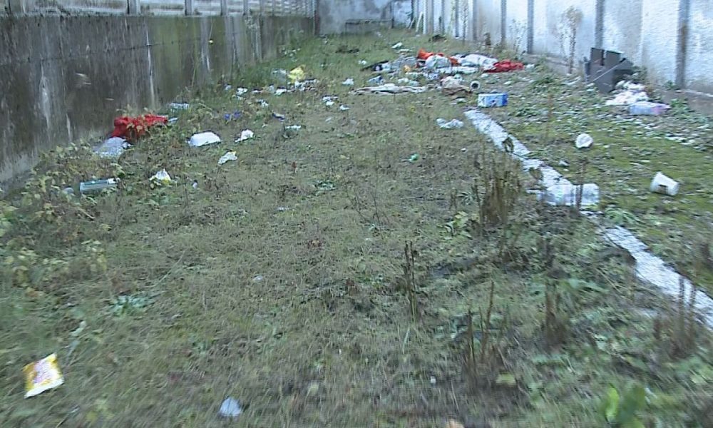 Cimitero di Como: discarica a cielo aperto nell’area al confine col centro migranti