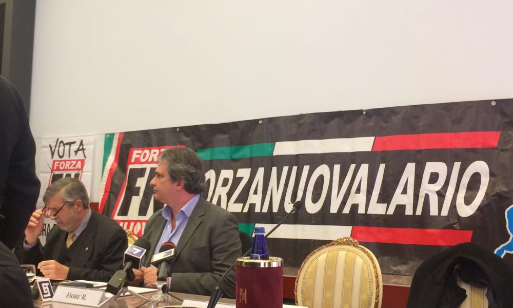 VIDEO – Forza Nuova si riunisce a pochi metri di distanza. A Como il segretario nazionale Roberto Fiore