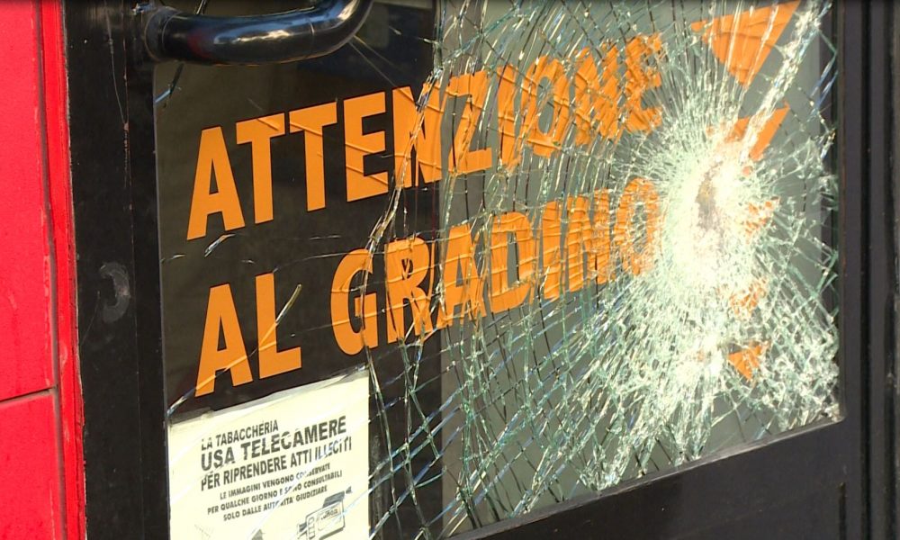 VIDEO – Tentativo di furto, in frantumi la vetrina del Tabacchi di via Sant’Abbondio