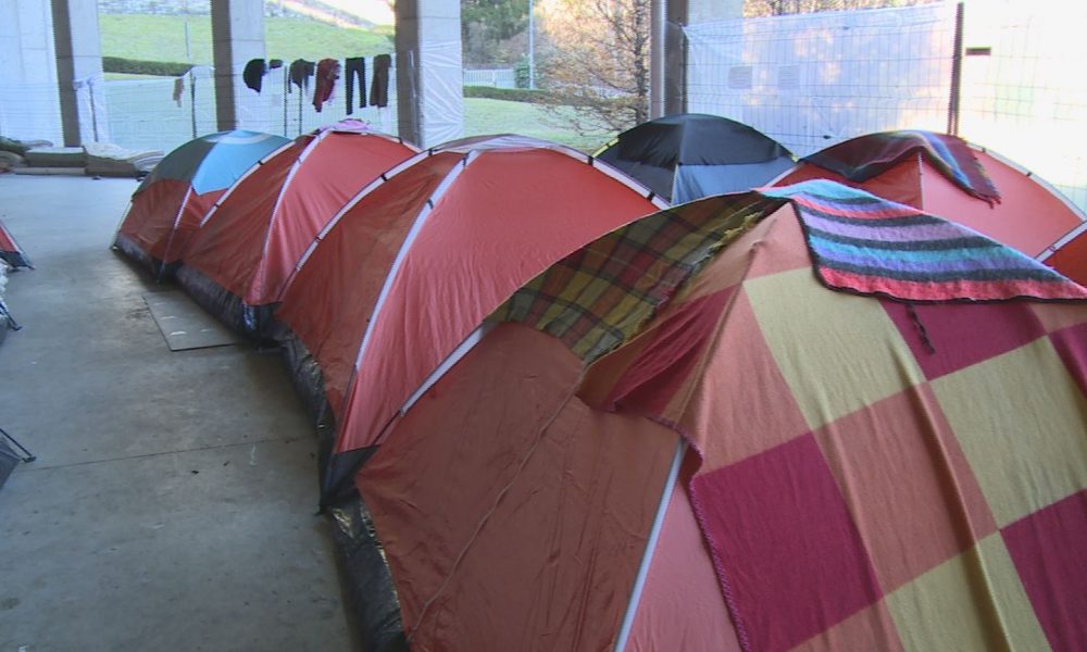 Lite all’accampamento dell’autosilo Valmulini, 19enne ferito in maniera grave, la polizia cerca l’aggressore