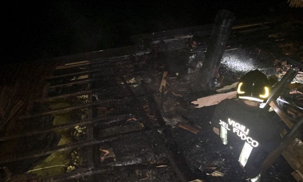 Incendio a Tavernerio, in fiamme il tetto di una palazzina in via Ai Monti