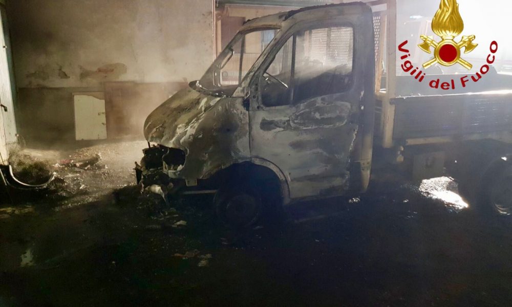 Incendio a Figino Serenza, un furgone prende fuoco. Intervento dei vigili di Cantù
