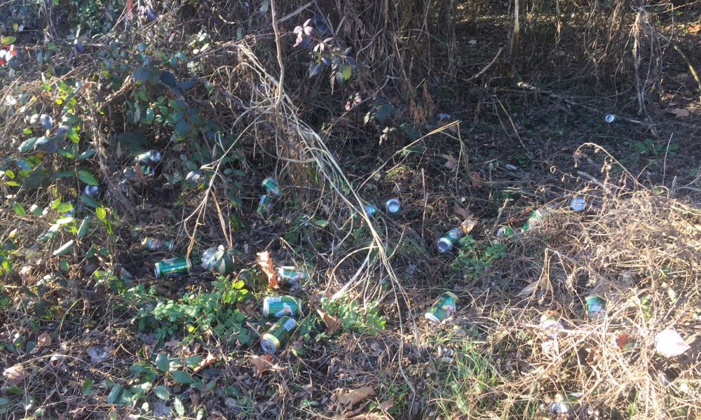 Degrado e nessun intervento in Via Baraggia, una distesa di lattine abbandonate