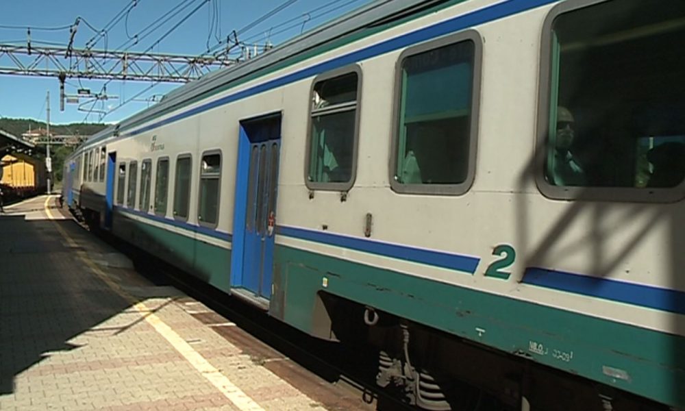 Disagi sul treno Milano-Chiasso, fermo per due ore ieri sera a causa di un guasto