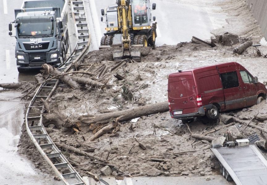 Frana sull’A2, chiuso il San Gottardo e la dogana merci. Lunghe code tra Como centro e Chiasso