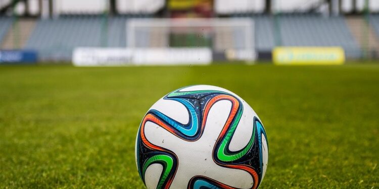 Un pallone su un campo da calcio