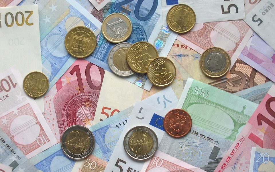 Vola la moneta unica: un euro vale 1,18 franchi