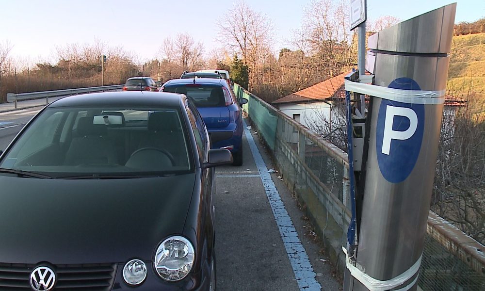 Parchimetro guasto da settimane, il parcheggio di via Ravona a San Fermo è attualmente gratuito