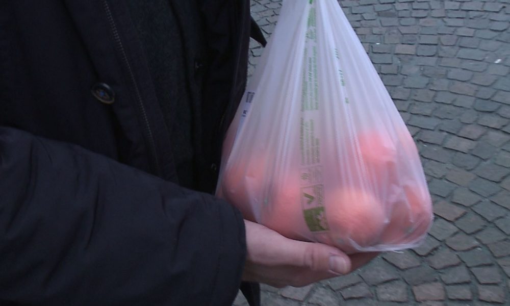 Sacchetti biodegradabili per frutta e verdura: dibattito acceso anche sul Lario