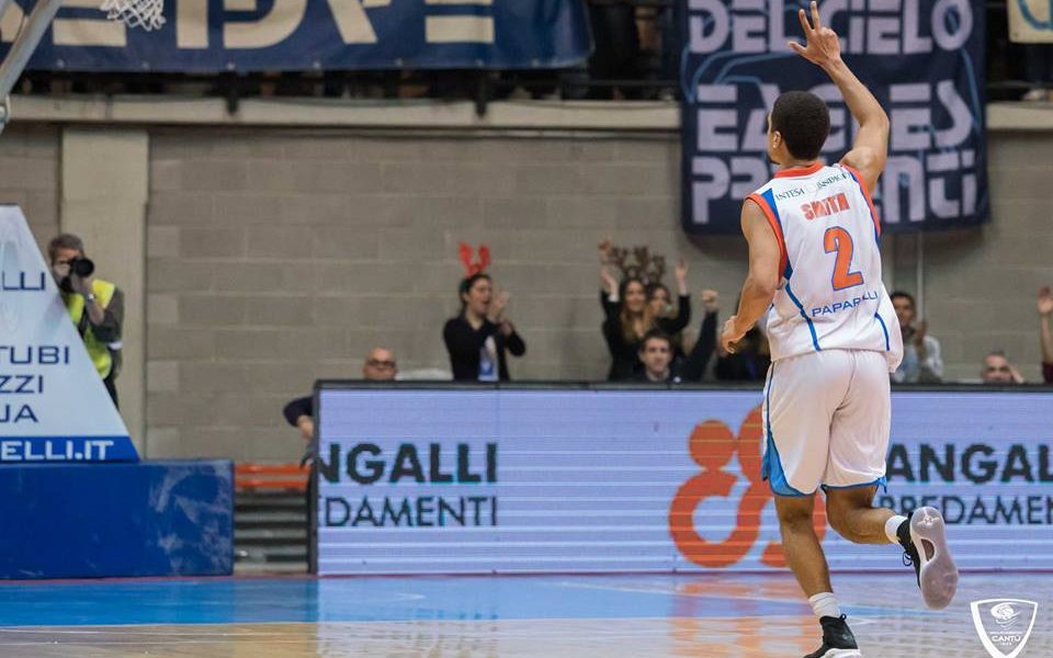 Basket, domani Cantù accoglie la Dinamo Sassari di Bamforth