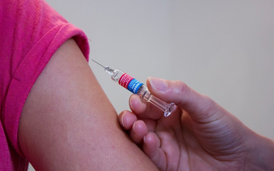 Vaccini obbligatori, le scuole trasmettono gli elenchi all’Ats. Venerdì dibattito a Nessun dorma