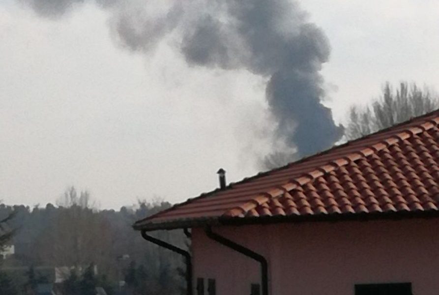 VIDEO – Violenta esplosione in un capannone a Bulgarograsso, vigili del fuoco al lavoro e soccorsi mobilitati