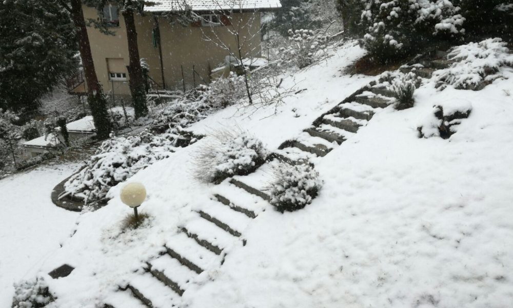 Neve sul Comasco, imbiancate Brunate e la Valle Intelvi