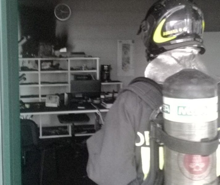 Fiamme in un negozio a Lora, intervento dei vigili del fuoco