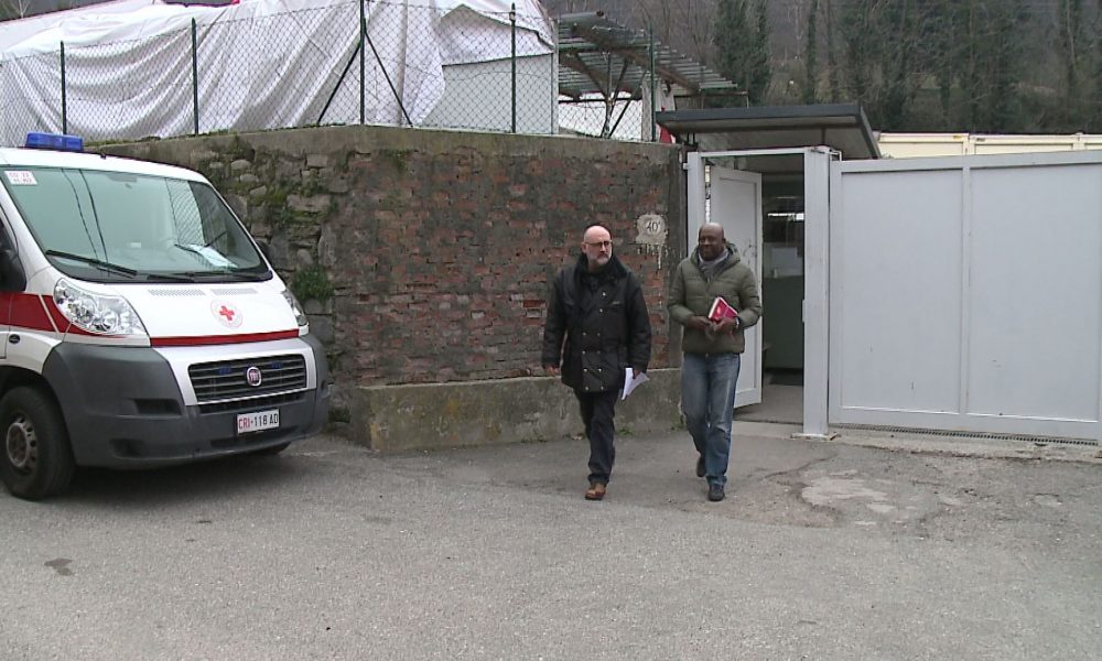 Tour comasco per Liberi e Uguali, il candidato Daniele Farina in visita al campo di via Teodolinda