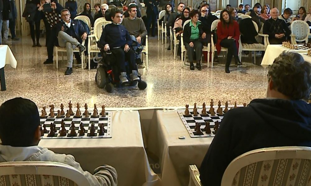 Scacco matto alle malattie rare, la sfida di Francesco al Teatro Sociale