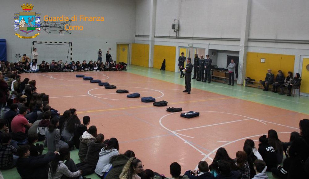 Studenti a scuola di legalità con la guardia di finanza, primo incontro ad Appiano Gentile