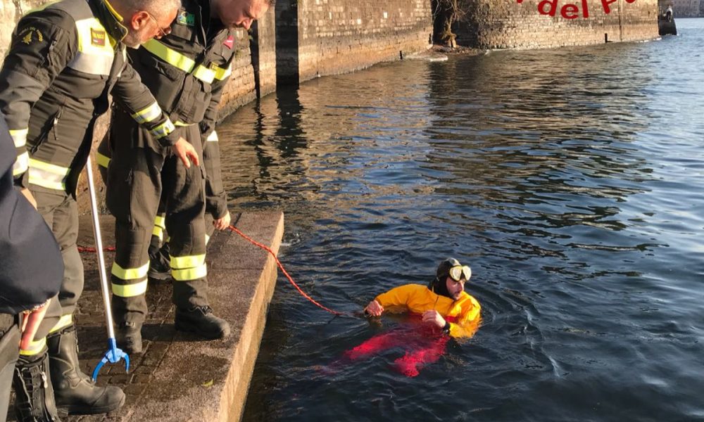 Munizioni inesplose recuperate dai vigili del fuoco nel lago a Villa Geno