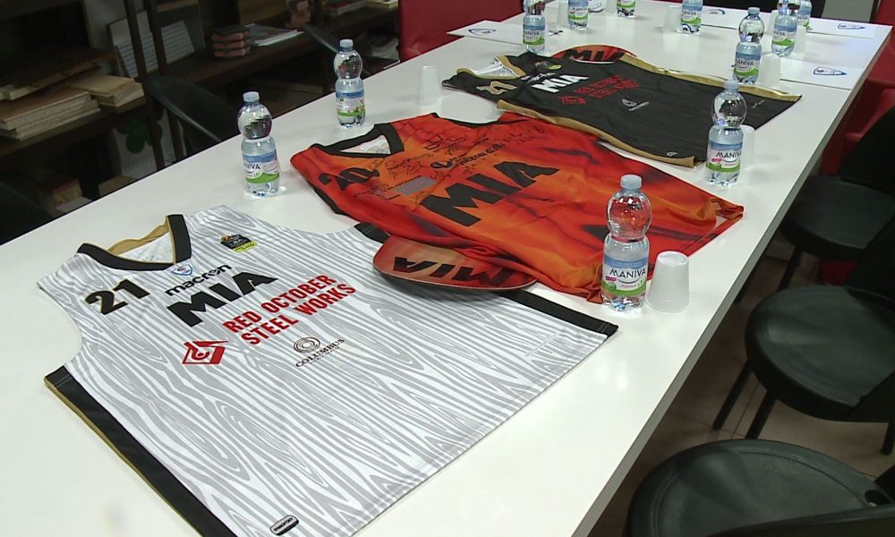 Nuove maglie per la Pallacanestro Cantù: presentate le divise in vista della Final Eight di Coppa Italia